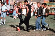 Sandy (Olivia Newton-John, l.) und Danny (John Travolta, r.)