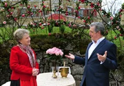 Andr&eacute; (Joachim L&auml;tsch, r.) und Hildegard (Antje Hagen, l.) treffen letzte Vorbereitungen f&uuml;r Andr&eacute;s Heiratsantrag.