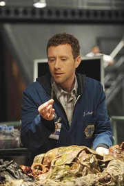 Für Hodgins (T. J. Thyne) ist der Fall klar: Bei dem Toten, der sowohl die Merkmale eines Menschen als auch die eines Vogels aufweist, handelt es sich um ein geheimes Forschungsprojekt der US Army. Für Hodgins (T. J. Thyne) ist der Fall klar: Bei dem Toten, der sowohl die Merkmale eines Menschen als auch die eines Vogels aufweist, handelt es sich um ein geheimes Forschungsprojekt der US Army.