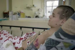 Als der 14-j&auml;hrige Wanja mit seiner Mutter aus dem besetzten Mariupol fl&uuml;chtete, wurde ihr Konvoi mit Raketen beschossen. Wanja wurde schwer verletzt.