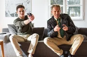 Hubert (Christian Tramitz, rechts) beweist ein H&auml;ndchen f&uuml;r den Teenager Max (Quirin Oettl) und findet &uuml;ber ein Videospiel Zugang zu ihm.