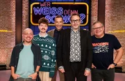 Moderator Kai Pflaume (M.) und seine Rateteam-Kapitäne Bernhard Hoëcker (l.) und Elton (r.) begrüßen in dieser Sendung den österreichischen Kabarettist Benedikt Mitmannsgruber (2.v.l.) und den Comedian Paul Panzer (2.v.r.). Moderator Kai Pflaume (M.) und seine Rateteam-Kapitäne Bernhard Hoëcker (l.) und Elton (r.) begrüßen in dieser Sendung den österreichischen Kabarettist Benedikt Mitmannsgruber (2.v.l.) und den Comedian Paul Panzer (2.v.r.).