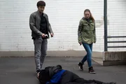 Alex (Aleksandar Radenkovic, l.) und Lucy (Josephin Busch, r.) sind schockiert: Bei dem Suizidopfer handelt es sich um Lenas Freundin Anka (Lina Keller).