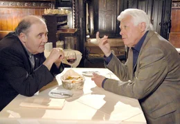 Die Treffen mit seinem Freund, dem Weihbischof Schaffele (Lambert Hamel, li.), sind f&uuml;r Friedrich (Peter Weck) immer eine Mu&szlig;estunde.