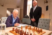 Alfons (Sepp Schauer, r.) merkt betroffen, wie sehr Werner (Dirk Galuba, l.) unter Adams Betrug leidet. Alfons (Sepp Schauer, r.) merkt betroffen, wie sehr Werner (Dirk Galuba, l.) unter Adams Betrug leidet.
