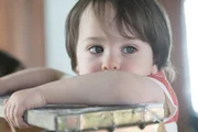 Wie wird sich die Zukunft von Noah (Bradley/Skyler Dubow) gestalten? Der Kleine ist der Sohn eines Mädchenhändlers. Wie wird sich die Zukunft von Noah (Bradley/Skyler Dubow) gestalten? Der Kleine ist der Sohn eines Mädchenhändlers.