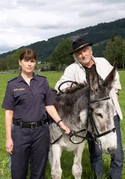 Mein Vater, der Esel und ich: Tinka (Isabell Polak, li.) bekommt &uuml;berraschenden Besuch von Hartmut &bdquo;Bonanza&ldquo; Zeller (G&uuml;nther Maria Halmer, re.).