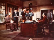 Wyatt Earp (Burt Lancaster, 2.v.li.), James Earp (Martin Milner, 3.v.l.), Morgan Earp (DeForest Kelley, 2.v.r.).