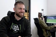 Jakub Bubenik (li.) hat das kultige Dorffußball-Fernsehen INA LIGA gegründet. Jakub Bubenik (li.) hat das kultige Dorffußball-Fernsehen INA LIGA gegründet.