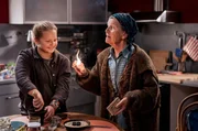 Lioba (Lisbeth Felder, re.) zeigt der &bdquo;Junghexe" Carlotta (Mila Breiter) ein Ritual, das helfen soll, die schlechten Energien zu vertreiben.