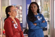 Chicago Med Staffel 10 Folge 14 Sie beobachten den ungebetenen Besucher: S. Epatha Merkerson Sharon Goodwin, Marlyne Barrett als Maggie Lockwood