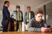 Hubert (Christian Tramitz, 2. von rechts) und Staller (Helmfried von L&uuml;ttichau, 2. von links) befragen Frau Strickler (Katja Liebing, links) und ihren Sohn Max (Quirin Oettl), die das Opfer kannten.