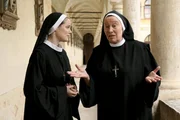 Äbtissin Hildegard (Hertha Schell, r.) erkundigt sich bei Schwester Angelika (Daniela Nitsch, l.), ob ihr irgendetwas Verdächtiges aufgefallen ist. Äbtissin Hildegard (Hertha Schell, r.) erkundigt sich bei Schwester Angelika (Daniela Nitsch, l.), ob ihr irgendetwas Verdächtiges aufgefallen ist.