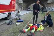 Leo Winkler (Cornelia Gröschel, re.) und Peter Michael Schnabel (Martin Brambach) am Tatort an den Elbbrücken, vor ihnen liegt der im Einsatz ermordete Rettungssanitäter Tarik Wasir (Zejhun Demirov). Leo Winkler (Cornelia Gröschel, re.) und Peter Michael Schnabel (Martin Brambach) am Tatort an den Elbbrücken, vor ihnen liegt der im Einsatz ermordete Rettungssanitäter Tarik Wasir (Zejhun Demirov).