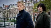 Einsatz in Amsterdam: Kommissar Van der Valk (Marc Warren, li.) und seine Kollegin Lucienne Hassell (Maimie McCoy) halten zusammen. Einsatz in Amsterdam: Kommissar Van der Valk (Marc Warren, li.) und seine Kollegin Lucienne Hassell (Maimie McCoy) halten zusammen.