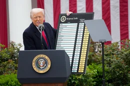 R&uuml;ckkehr zum Protektionismus: Mit seiner abrupten Anhebung der Z&ouml;lle will US-Pr&auml;sident Donald Trump in erster Linie China schw&auml;chen und die Reindustrialisierung innerhalb der USA ankurbeln. Doch auch zahlreiche andere Handelspartner sind betroffen ...