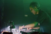 Four Tet ist einer der produktivsten Elektro-Acts der Welt und seit Ende der 1990er Jahre ein wandlungsfähiger Klangzauberer, der mit jedem Schritt die Dance-Musik-Landschaft neu definiert. Four Tet ist einer der produktivsten Elektro-Acts der Welt und seit Ende der 1990er Jahre ein wandlungsfähiger Klangzauberer, der mit jedem Schritt die Dance-Musik-Landschaft neu definiert.