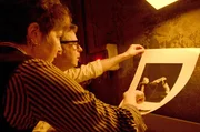 Clarisse Rebotier prüft im Fotolabor einen Abzug ihrer Arbeit. Clarisse Rebotier prüft im Fotolabor einen Abzug ihrer Arbeit.