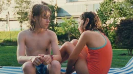 Emil (Yannick Laux) tr&ouml;stet Noa (Lara Cocron). Die einf&uuml;hlsame Darstellung der ersten zaghaften Schritte eines M&auml;dchens ins Jugendalter gewann den &Ouml;sterreich Wettbewerb bei den "Vienna Shorts" 2025.