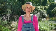 Hinter den Hecken Garten in 2. Generation Staffel 7 Folge 10 Susanne Loosers Mutter Gertrud Bölsterli hat in den 70er-Jahren in Windisch AG einen Cottage Garden erschaffen. Nach ihrem Tod übernahm Susanne Looser den Garten. Hinter den Hecken Garten in 2. Generation Staffel 7 Folge 10 Susanne Loosers Mutter Gertrud Bölsterli hat in den 70er-Jahren in Windisch AG einen Cottage Garden erschaffen. Nach ihrem Tod übernahm Susanne Looser den Garten.