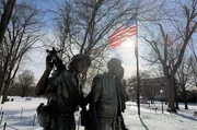 Vietnam Veterans Memorial in Washington, D.C.: Spätestens seit dem Ende des Zweiten Weltkriegs sehen sich die USA als Anführer der freien Welt und greifen immer wieder in internationale Konflikte ein – ob in Korea, Vietnam oder im Irak. Vietnam Veterans Memorial in Washington, D.C.: Spätestens seit dem Ende des Zweiten Weltkriegs sehen sich die USA als Anführer der freien Welt und greifen immer wieder in internationale Konflikte ein – ob in Korea, Vietnam oder im Irak.