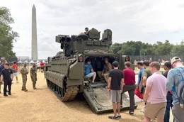 Schweres Ger&auml;t zur Besichtigung am Tag der Milit&auml;rparade