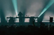 Four Tet kehrt mit einem stilübergreifenden DJ-Set zum Sónar zurück: Er verbindet Jazz, Ambient, Garage und Club-Sounds aus aller Welt zu einem einzigartigen und tanzbaren Ganzen. Four Tet kehrt mit einem stilübergreifenden DJ-Set zum Sónar zurück: Er verbindet Jazz, Ambient, Garage und Club-Sounds aus aller Welt zu einem einzigartigen und tanzbaren Ganzen.