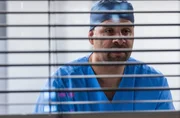 Dr. Matteo Moreau (Mike Adler) ist nach der Operation seiner Patientin im Waschraum. Dr. Matteo Moreau (Mike Adler) ist nach der Operation seiner Patientin im Waschraum.