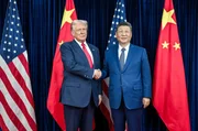 China dominiert die F&ouml;rderung und Verarbeitung seltener Erden und verf&uuml;gt damit &uuml;ber ein strategisches und wirtschaftliches Druckmittel gegen&uuml;ber den USA. Mit seinem radikalen Kurswechsel will US-Pr&auml;sident Donald Trump (li.) den Erzfeind nun schw&auml;chen.