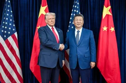 China dominiert die F&ouml;rderung und Verarbeitung seltener Erden und verf&uuml;gt damit &uuml;ber ein strategisches und wirtschaftliches Druckmittel gegen&uuml;ber den USA. Mit seinem radikalen Kurswechsel will US-Pr&auml;sident Donald Trump (li.) den Erzfeind nun schw&auml;chen.