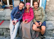 Spannorth&uuml;tte: Nik Hartmann mit Silvia und und Martin vor der H&uuml;tte in der Abendstimmung