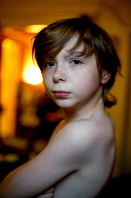 Der zw&ouml;lfj&auml;hrige Mikal lebt mit seinen alkoholabh&auml;ngigen Eltern in einem sogenannten Flophouse, einem heruntergekommenen Hotelzimmer in den USA.