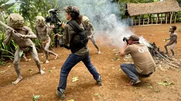 Das Kamerateam in Action beim Tanz der Asaro Mudmen.