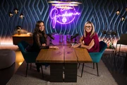 Monika Gruber (r.) und Andrea Schlager posieren für ein Foto Monika Gruber (r.) und Andrea Schlager posieren für ein Foto
