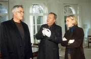 Die Beamten Kehler (Wolfgang Bathke, M.) und Svenja Bj&ouml;rson (Li Hagman) haben in der Wohnung von Klaus Thurau (Michael Greiling) Belastungsmaterial gefunden.