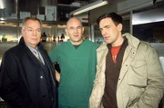 Dr. Duhler (Klaus Schindler, Mi.) berichtet den Kommissaren Kehler (Wolfgang Bathke, li.) und Bonhoff (Wolfgang Krewe), was die Obduktion der Leiche ergeben hat.
