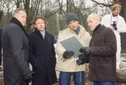 Eine Kinderleiche wurde gefunden; Kommissar Kehler, Oberstaatsanwalt Kampen und Kommissar Bonhoff lassen sich die Ergebnisse des Gerichtsmediziners zeigen.