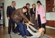 In Anwesenheit von Verteidiger, Richterin, Svenja und der Staatsanwältin rekonstruieren Kommissar Bonhoff und Dr. Stern den Tathergang. In Anwesenheit von Verteidiger, Richterin, Svenja und der Staatsanwältin rekonstruieren Kommissar Bonhoff und Dr. Stern den Tathergang.