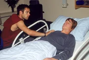 Lars (Ole Tillmann, li.) findet den toten Roman (Sebastian Fischer) in seinem Bett in der Klinik. Roman war seit seinem fünften Lebensjahr aufgrund eines schweren Autounfalls querschnittsgelähmt. Roman wünschte sich nichts sehnlicher, als von seinem Leiden endlich erlöst zu werden. Lars (Ole Tillmann, li.) findet den toten Roman (Sebastian Fischer) in seinem Bett in der Klinik. Roman war seit seinem fünften Lebensjahr aufgrund eines schweren Autounfalls querschnittsgelähmt. Roman wünschte sich nichts sehnlicher, als von seinem Leiden endlich erlöst zu werden.