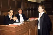 Die Verteidigerin (Anika Mauer, re.) versucht die Staatsanwältin Lisa Sturm (Mariella Ahrens, li.) und den Oberstaatsanwalt Kampen (Axel Pape) davon zu überzeugen, dass die Indizien für eine Verurteilung ihres Mandanten nicht ausreichen. Die Verteidigerin (Anika Mauer, re.) versucht die Staatsanwältin Lisa Sturm (Mariella Ahrens, li.) und den Oberstaatsanwalt Kampen (Axel Pape) davon zu überzeugen, dass die Indizien für eine Verurteilung ihres Mandanten nicht ausreichen.