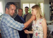 Robert Seifert (Thomas Dannemann, li.) spielt den Beamten Kehler (Wolfgang Bathke, hi.li.) und Bonhoff (Wolfgang Krewe) mit seiner Frau Ellen (Katja Studt) heile Welt vor.