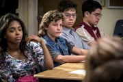 Obwohl sein Bruder beinahe gestorben wäre, scheinen Georgie (Montana Jordan, 2.v.l.) und seine Klassenkameraden es lustig zu finden, dass er fast an einer Wurst erstickt ist. Und das kann Sheldon ganz und gar nicht verstehen ... Obwohl sein Bruder beinahe gestorben wäre, scheinen Georgie (Montana Jordan, 2.v.l.) und seine Klassenkameraden es lustig zu finden, dass er fast an einer Wurst erstickt ist. Und das kann Sheldon ganz und gar nicht verstehen ...
