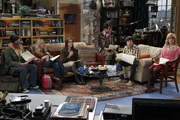 Fahren gemeinsam zu einer wissenschaftlichen Tagung - was nat&uuml;rlich im Chaos endet: Leonard (Johnny Galecki, l.), Penny (Kaley Cuoco, 2.v.l.), Amy (Mayim Bialik, 3.v.l.), Rajesh (Kunal Nayyar, 3.v.r.), Howard (Simon Helberg, 2.v.r.) und Bernadette (Melissa Rauch, r.) ...
