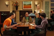 Priya ist wieder in der Stadt. Bei einem gemeinsamen Abendessen erfahren Sheldon, Rajesh, Penny und Howard, dass Leonard und sie eine Beziehung eingehen wollen ... Priya ist wieder in der Stadt. Bei einem gemeinsamen Abendessen erfahren Sheldon, Rajesh, Penny und Howard, dass Leonard und sie eine Beziehung eingehen wollen ...