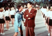 You're never too young (aka Jerry total verrYckt), Der Gangsterschreck, Regie Norman Taurog USA 1955, Darsteller Links eine Reihe hYbscher MSdchen, rechts eine Reihe hYbscher MSdchen, und in der Mitte streiten sich Wilbur (Jerry Lewis, l.) und Bob (Dean Martin, r.) um die Gunst von Nancy ...
