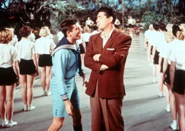 You're never too young (aka Jerry total verrYckt), Der Gangsterschreck, Regie Norman Taurog USA 1955, Darsteller Links eine Reihe hYbscher MSdchen, rechts eine Reihe hYbscher MSdchen, und in der Mitte streiten sich Wilbur (Jerry Lewis, l.) und Bob (Dean Martin, r.) um die Gunst von Nancy ...