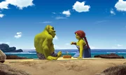Als Shrek, l. und Prinzession Fiona, r. von ihrer Hochzeitsreise zur&uuml;ckkehren, werden sie von Fionas Eltern, dem K&ouml;nig und der K&ouml;nigin des K&ouml;nigreichs von "Weit, Weit Weg", eingeladen. Zusammen mit dem Esel an ihrer Seite machen sie sich auf den Weg dorthin ...
