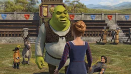 Kaum heimgekehrt, macht Shrek (M.) Prinz Charmings (r.) Schreckensherrschaft ein Ende. Doch dann erwartet ihn eine &Uuml;berraschung, die ihn aus den Latschen kippt ...