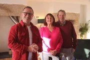Mark Millar, Jeanette und Jason in ihrem renovierten Herrenhaus in Cornwall