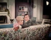 Dr. Elizabeth Acord (Janet Leigh, l.); Christopher Pride (Jerry Lewis, r.)